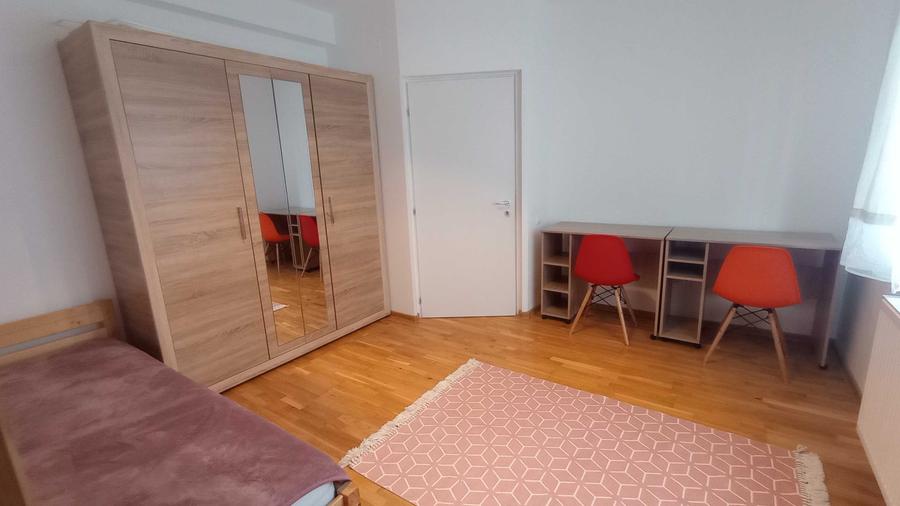 Apartament cu 3 camere decomandat în Europa
