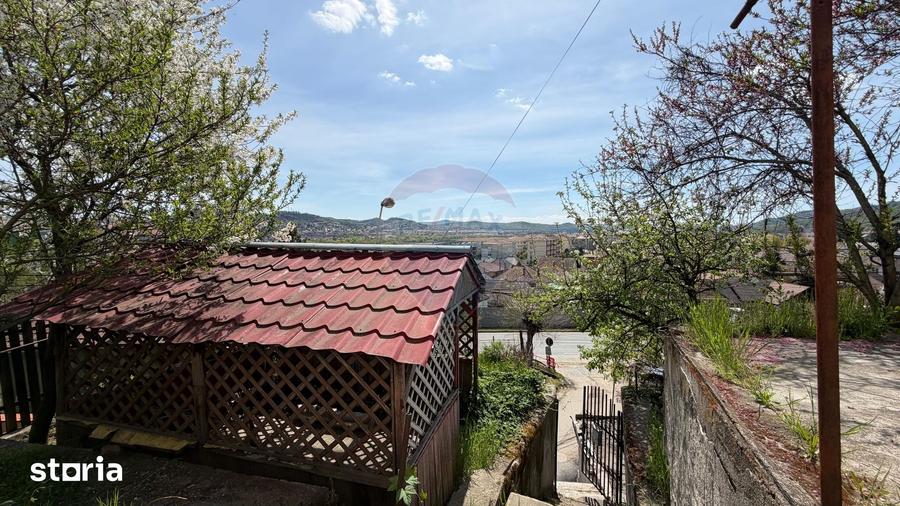 Casă cu 5 camere cu Teren 250 Mp în Exterior Sud