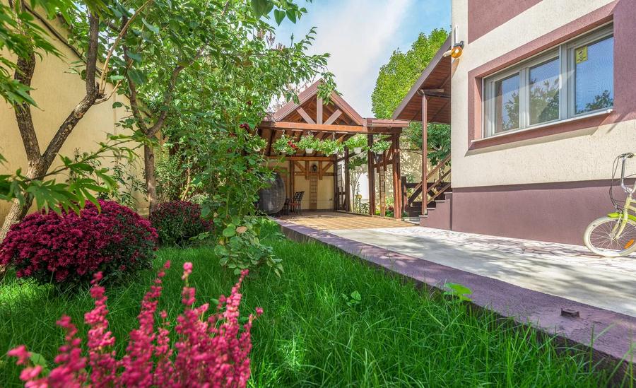 Casă individuală cu 9 camere cu Canalizare în Parcul Circului