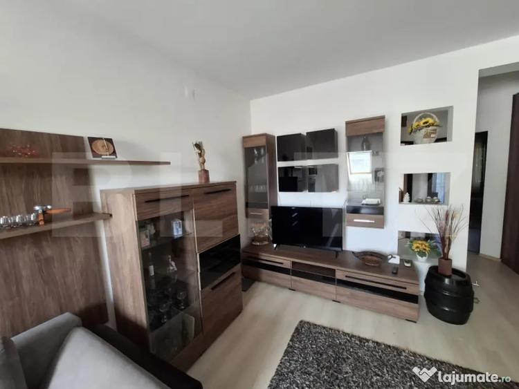 Apartament cu 3 camere semidecomandat în Micro 16