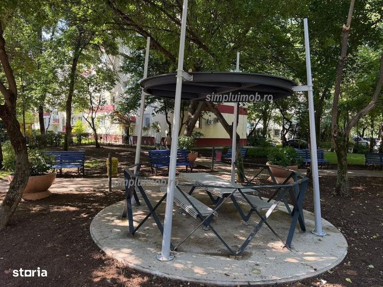 Apartament cu 3 camere în Apărătorii Patriei