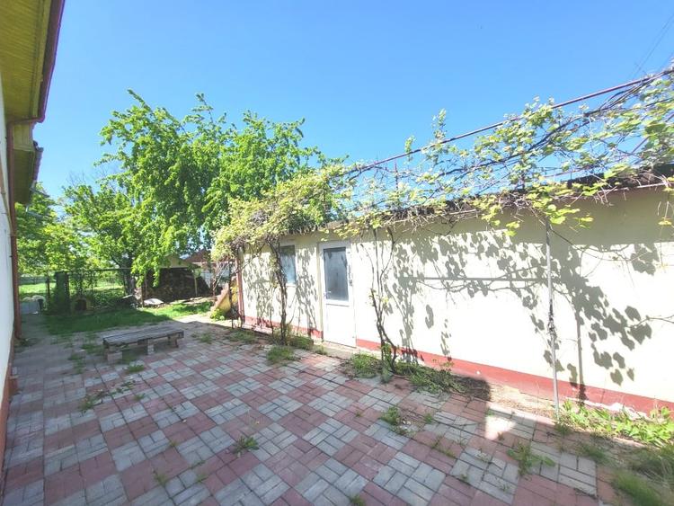 Casă individuală cu 6 camere cu Canalizare în Letea