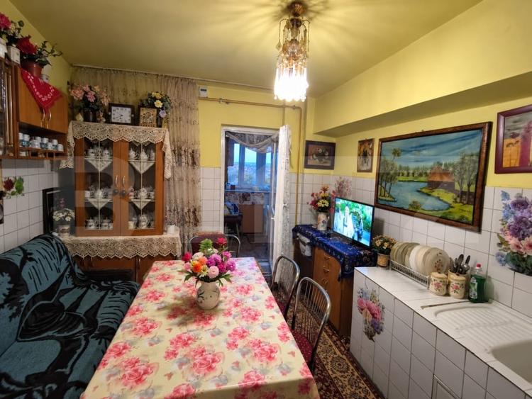Apartament cu 4 camere decomandat în Cornitoiu