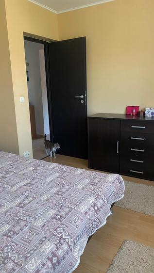 Apartament cu 3 camere semidecomandat în Berceni