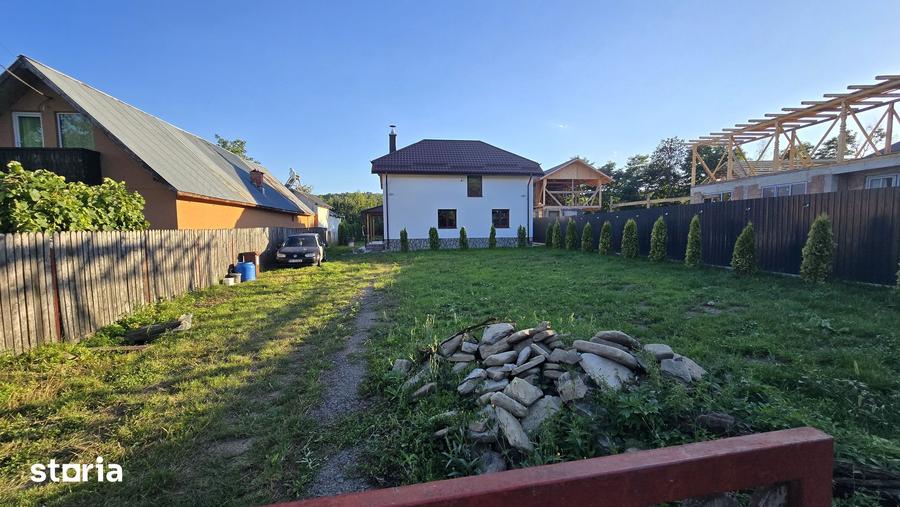 Casă cu 5 camere cu Teren 1270 Mp în Izvoarele