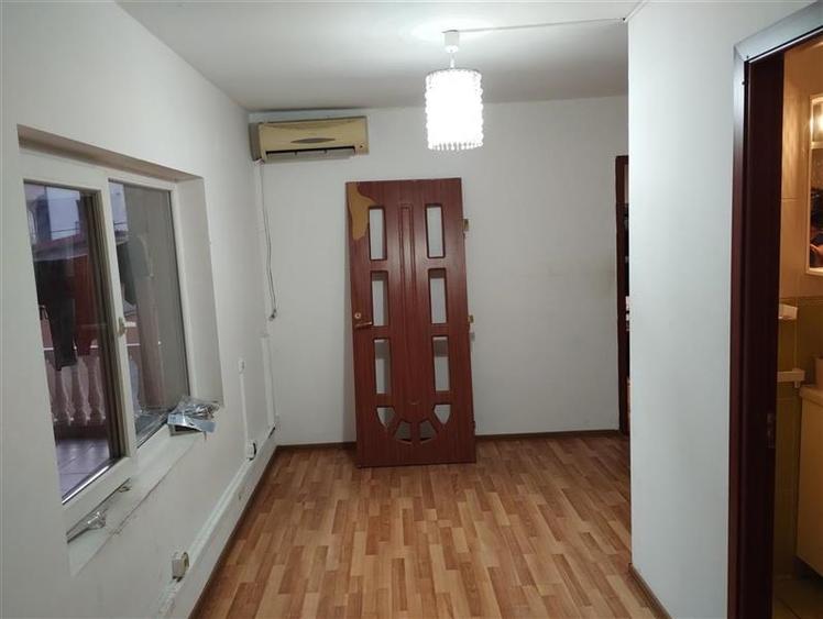 Casă individuală cu 7 camere cu Teren 270 Mp în Mihai Bravu