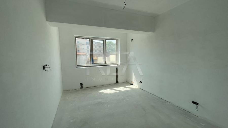 Apartament cu 3 camere semidecomandat în Giulești
