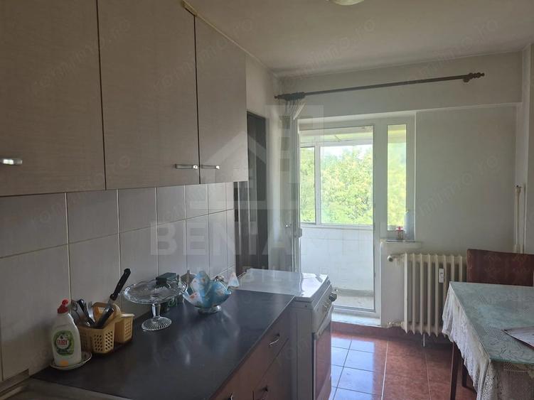 Apartament cu 3 camere decomandat în Sărari