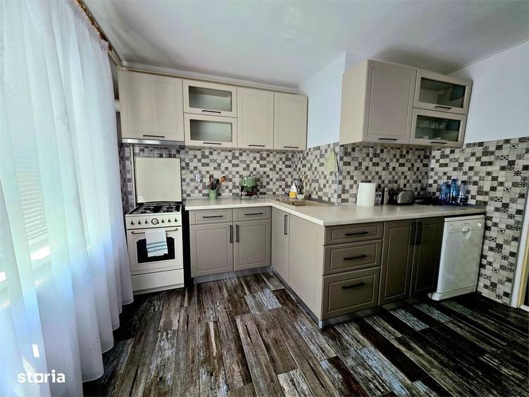 Apartament cu 4 camere decomandat în Băceni