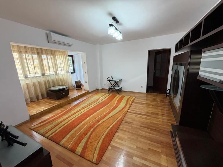 Apartament cu 3 camere semidecomandat în Iancului