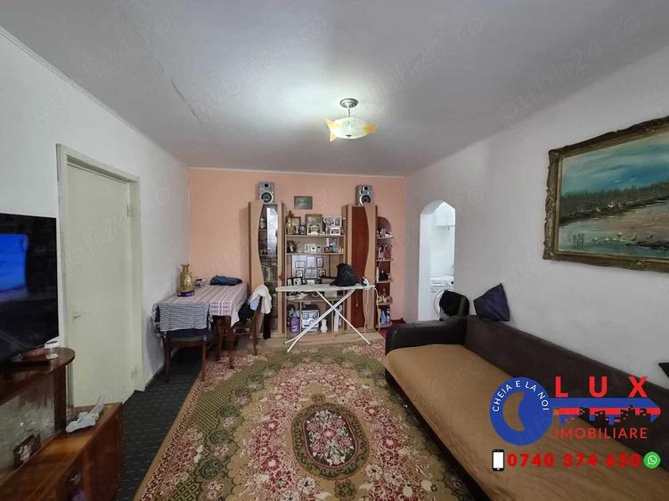 Apartament cu 3 camere semidecomandat în Babadag