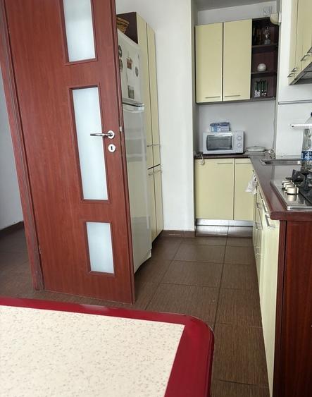 Apartament cu 3 camere decomandat, mobilat în Valea Ialomiței