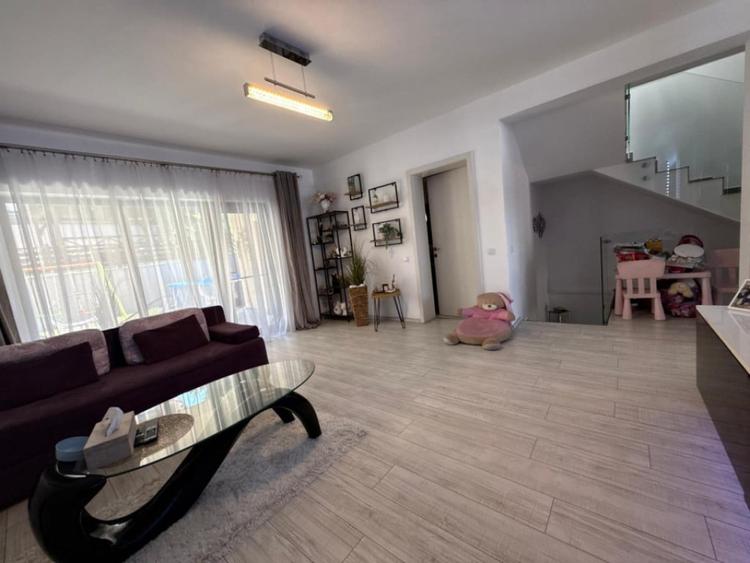 Casă cu 4 camere cu Teren 365 Mp în Florești