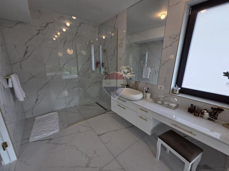 Casă individuală cu 7 camere cu Piscina în Est