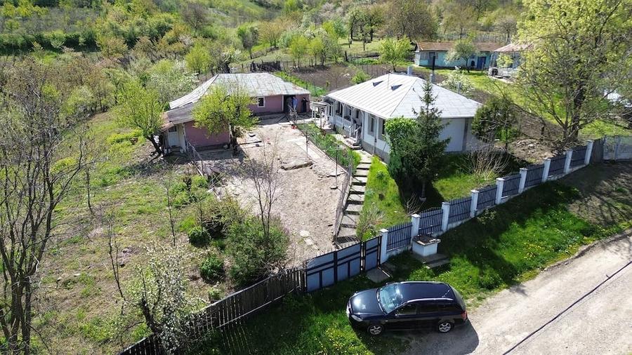 Casă cu 4 camere cu Teren 3415 Mp în Comarna