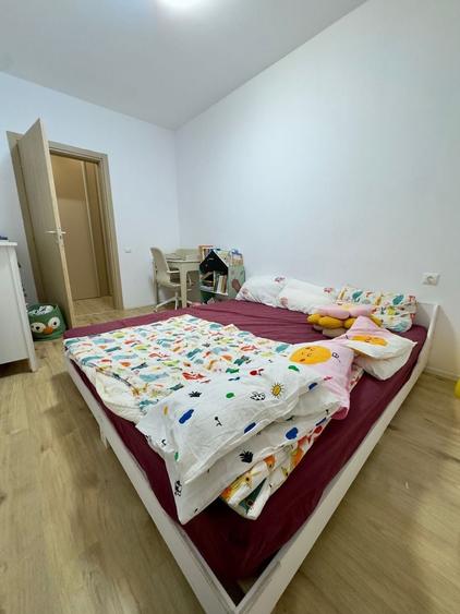 Apartament cu 3 camere semidecomandat, mobilat în Băneasa