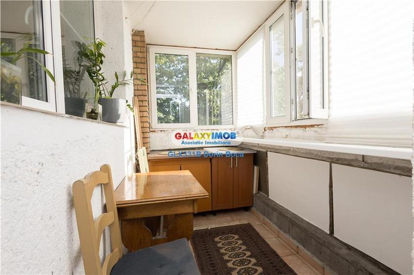 Apartament cu 3 camere semidecomandat, mobilat în Titan