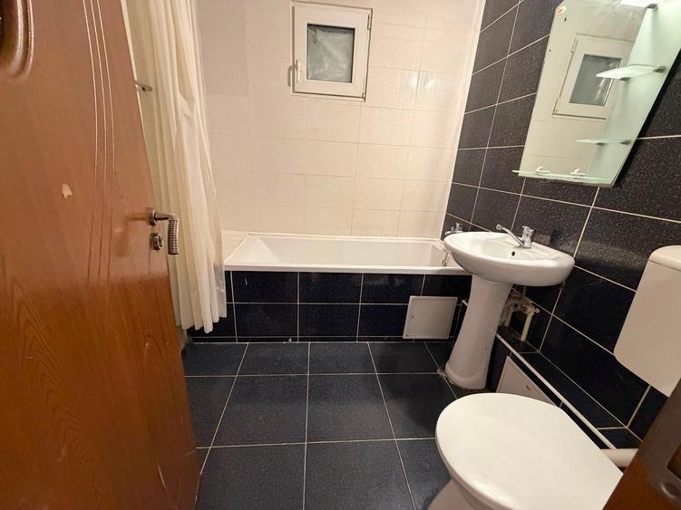 Apartament cu 3 camere semidecomandat în Liviu Rebreanu