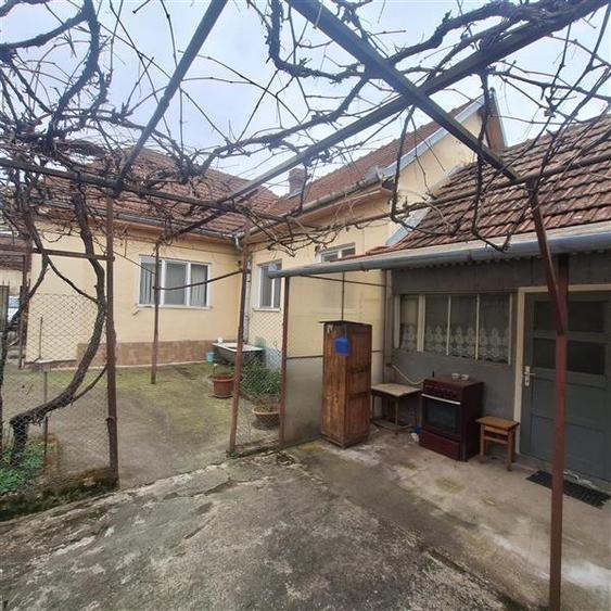Casă individuală cu 4 camere cu Canalizare în Exterior Est