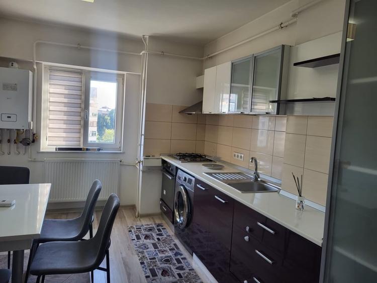 Apartament cu 3 camere decomandat, mobilat în Calea București