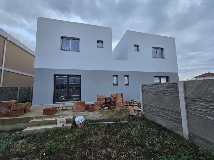 Duplex cu 5 camere cu Canalizare în Moșnița Nouă