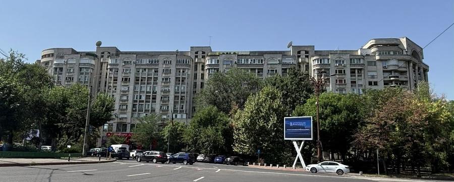 Apartament cu 3 camere decomandat în Libertății