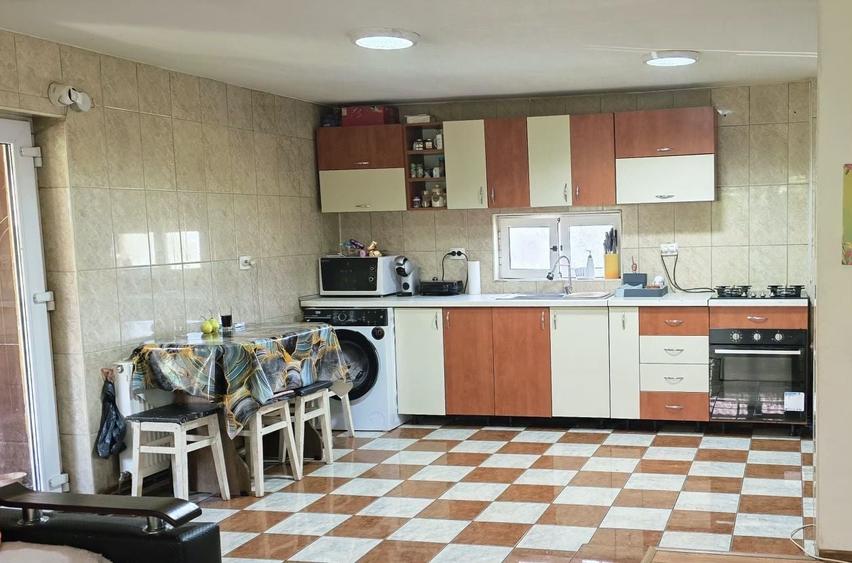 Casă cu 4 camere în Coșești