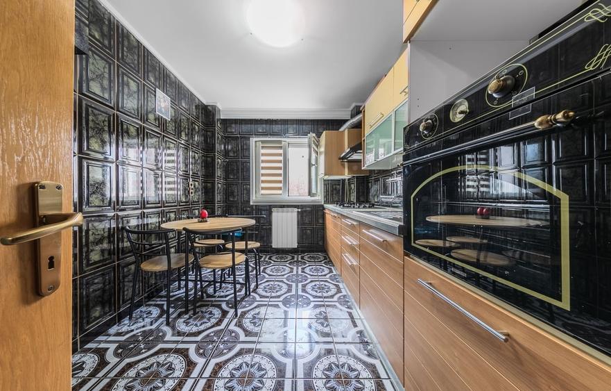 Apartament cu 4 camere decomandat în Drumul Taberei