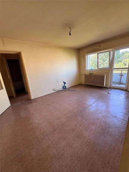 Apartament cu 3 camere semidecomandat în Giurgiului
