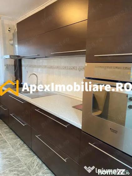 Apartament cu 3 camere semidecomandat, mobilat în Central