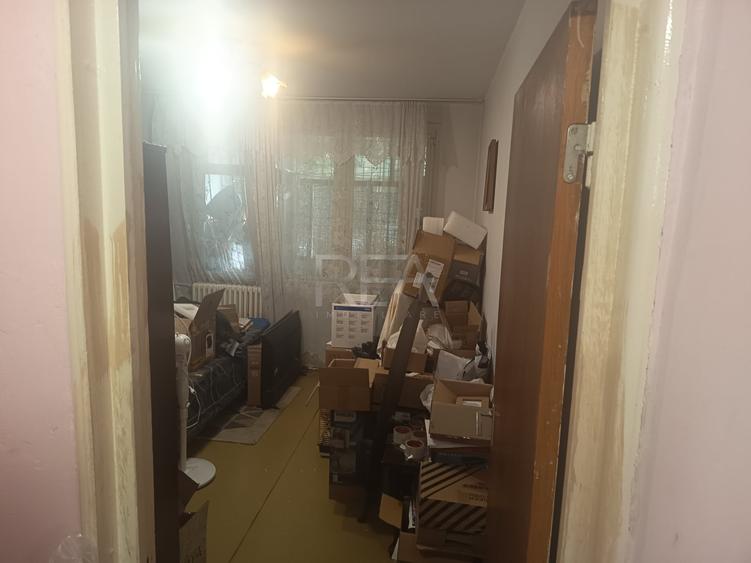 Apartament cu 3 camere semidecomandat în Berceni