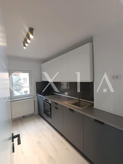 Apartament cu 3 camere semidecomandat, mobilat în Kiriac