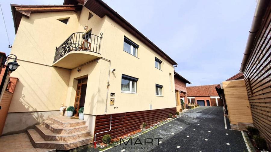 Casă cu 7 camere cu Teren 2550 Mp în Central