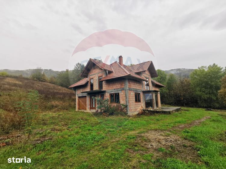 Casă cu 5 camere cu Teren 6400 Mp în Copalnic