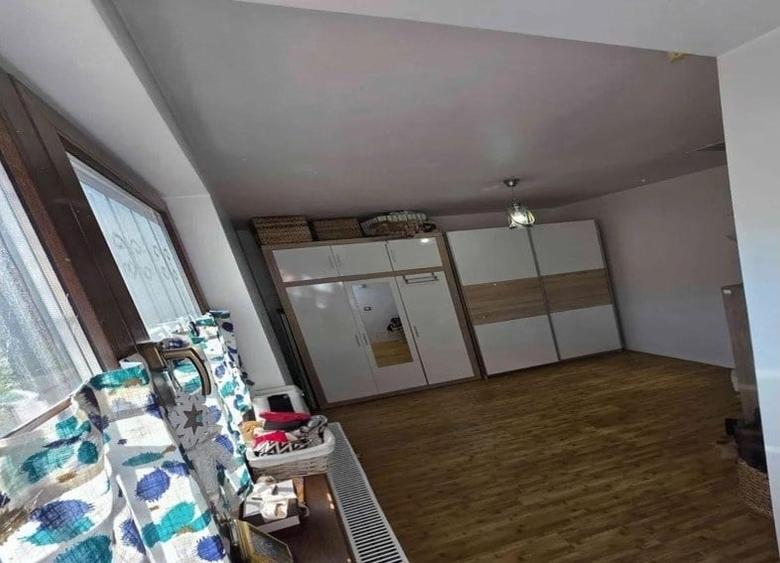 Casă cu 5 camere cu Teren 240 Mp în Barbu Văcărescu