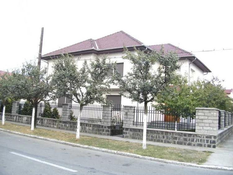 Apartament cu 3 camere decomandat în Ghiroda