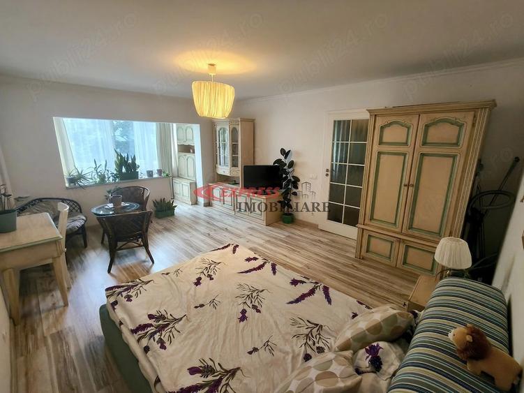 Garsonieră decomandată în Decebal