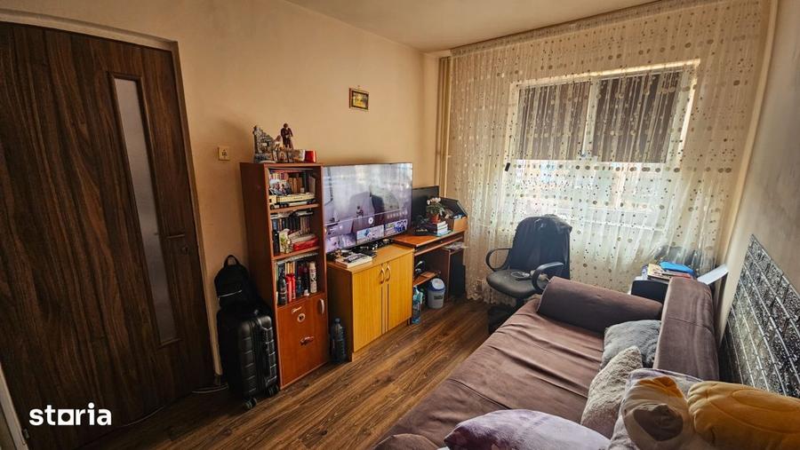 Apartament cu 3 camere semidecomandat, mobilat în Valea Rosie