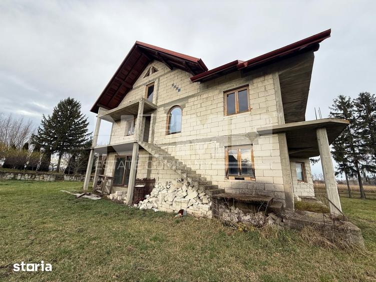 Casă cu 8 camere cu Teren 1674 Mp în Vicovu de Sus
