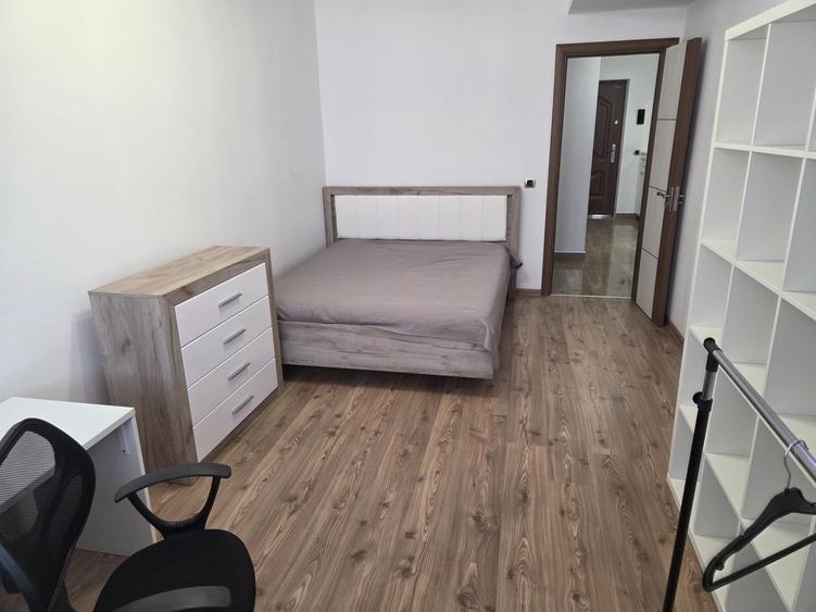 Apartament cu 3 camere decomandat în Tractorul