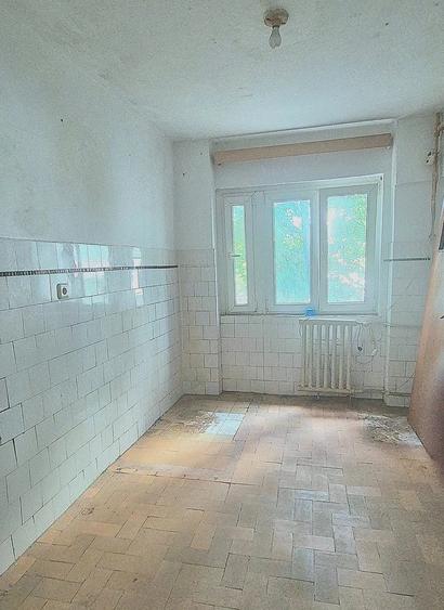 Apartament cu 3 camere semidecomandat în Tei