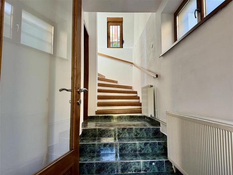 Casă individuală cu 7 camere cu Teren 382 Mp în Ultracentral