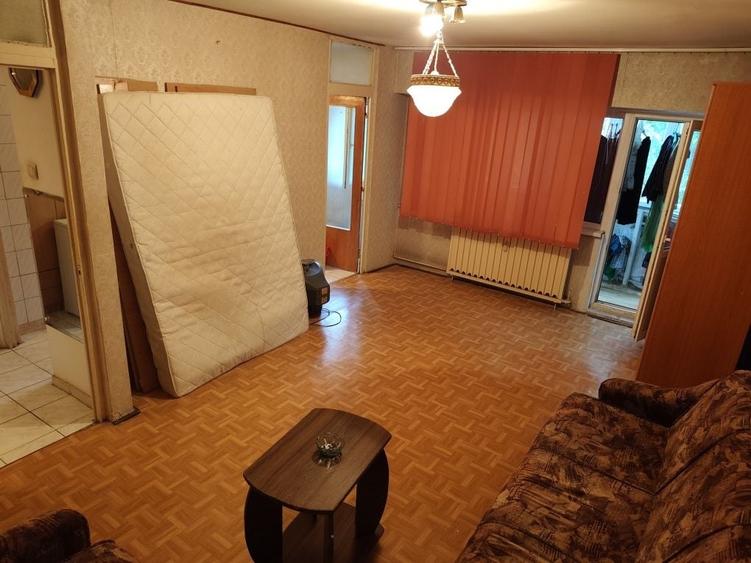 Garsonieră decomandată în Roșu