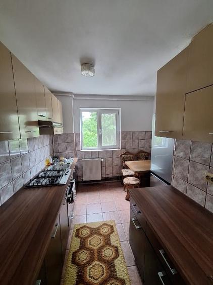 Apartament cu 3 camere semidecomandat, mobilat în Dacia