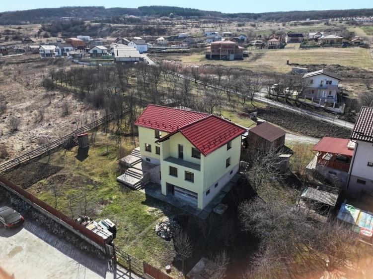 Casă cu 5 camere cu Teren 1000 Mp în Roșu