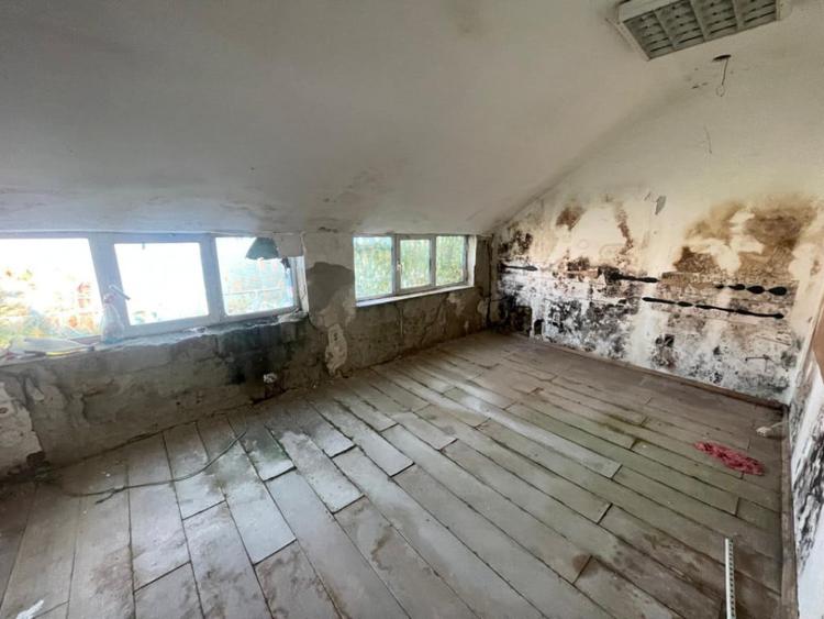 Casă cu 5 camere cu Teren 284 Mp în Central