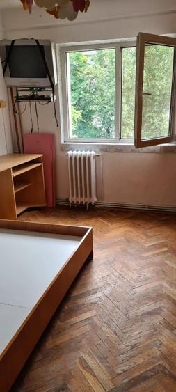 Apartament cu 3 camere decomandat, mobilat în Nicolina