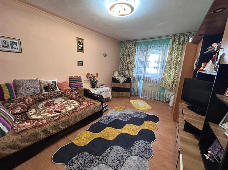 Apartament cu 3 camere decomandat în Viziru 3