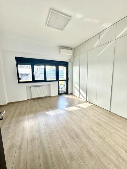 Apartament cu 4 camere semidecomandat în Romană