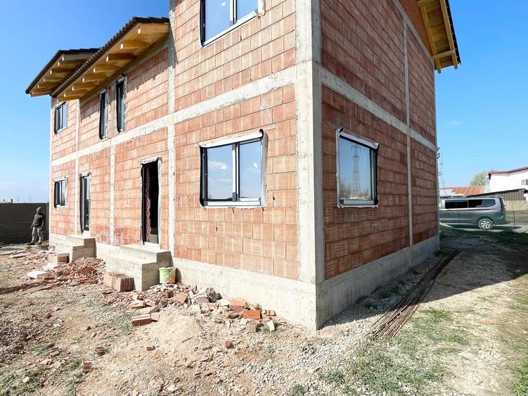 Duplex cu 3 camere cu Canalizare în Moșnița Nouă